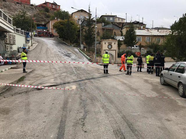 Erzincan'da tankerden yola dökülen asit korkuttu