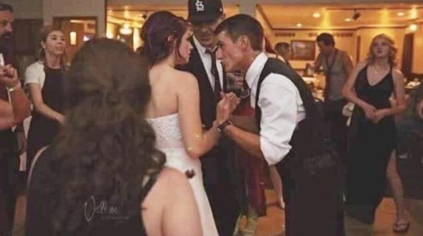 Düğünde çekilen fotoğrafta bir gariplik var!