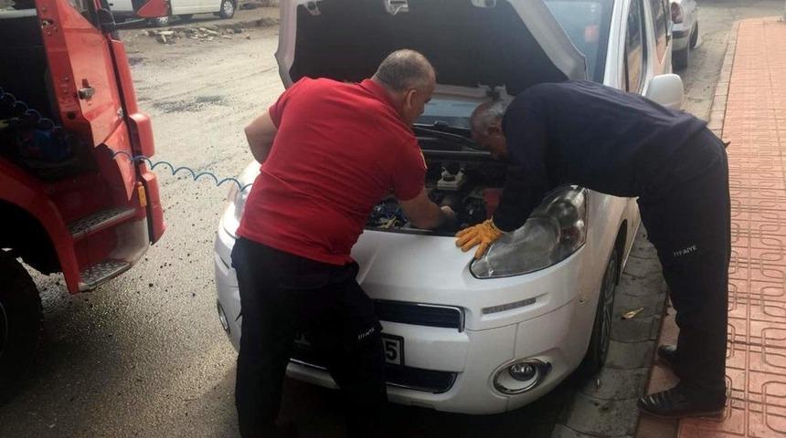 Siirt&rsquo;te ara&ccedil; motoruna sıkışan kedi kurtarıldı