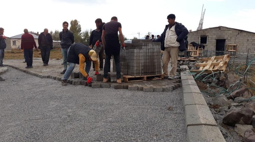 &Ccedil;aldıran&rsquo;da 370 n&uuml;fuslu mezraya bord&uuml;rl&uuml; kilitli parke taşı d&ouml;şeniyor