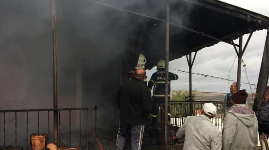 İnallı k&ouml;y&uuml;nde &ccedil;ıkan ev yangını kısa s&uuml;rede s&ouml;nd&uuml;r&uuml;ld&uuml;