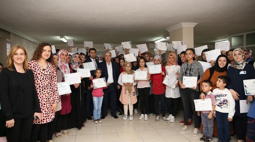 &Ouml;ğrenciler ve yetişkinler mezuniyet sevinci yaşadı