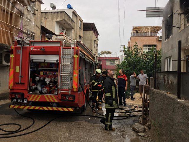 Adana’da şiddetli rüzgarda ağaçlar devrildi, yangın çıktı