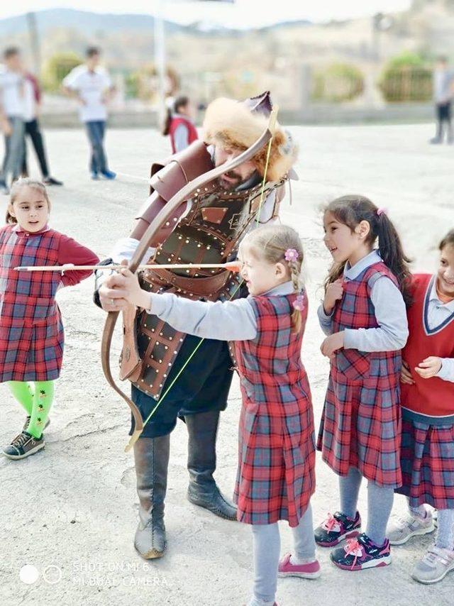 Öğrencilere okçuluk dersi