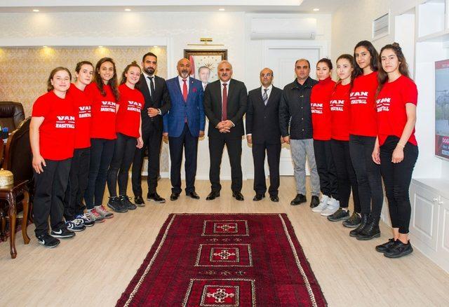 Kadın basketbolculardan Vali Zorluoğlu’na ziyaret