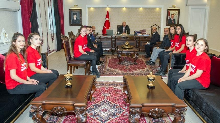 Kadın basketbolculardan Vali Zorluoğlu&rsquo;na ziyaret