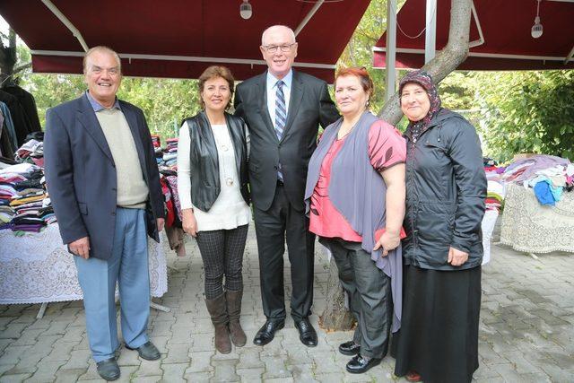 Kazım Kurt, ‘Sizin eskiniz başkasının yenisi’ giysi yardım standını ziyaret etti