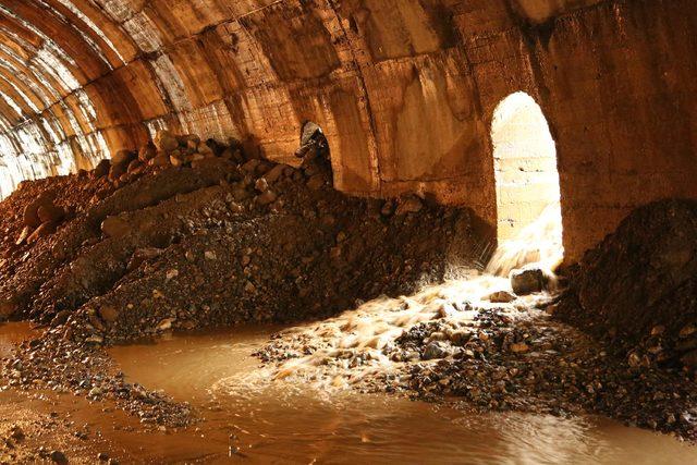 Tunceli'de selin taşıdığı taş ve toprak yolları kapattı