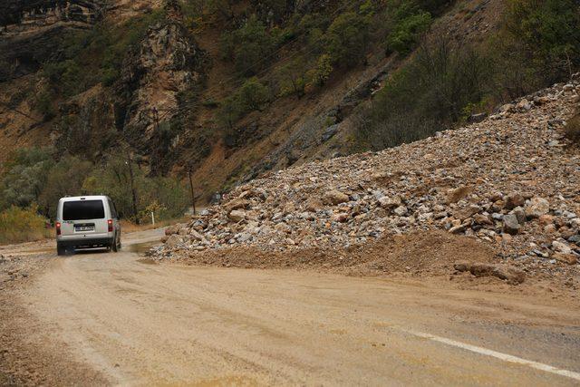 Tunceli'de selin taşıdığı taş ve toprak yolları kapattı