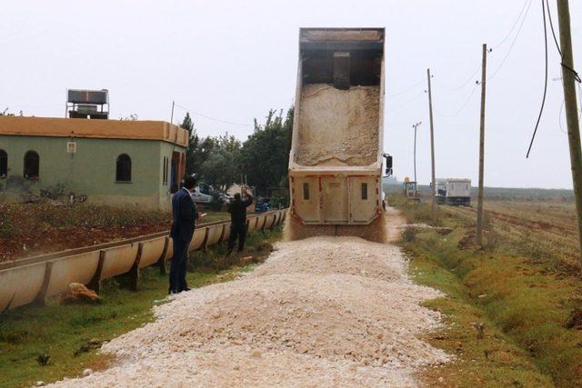 Akçakale’de yol yapım çalışmaları devam ediyor