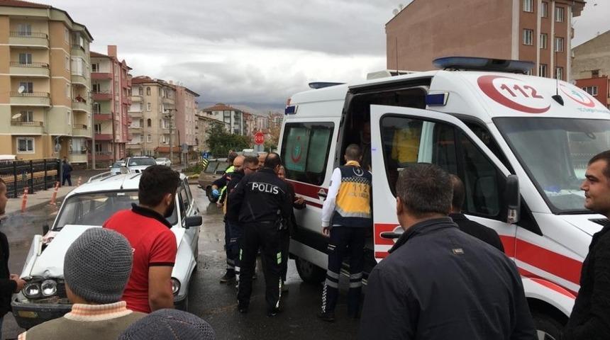 Otomobiller &ccedil;arpıştı:3 yaralı