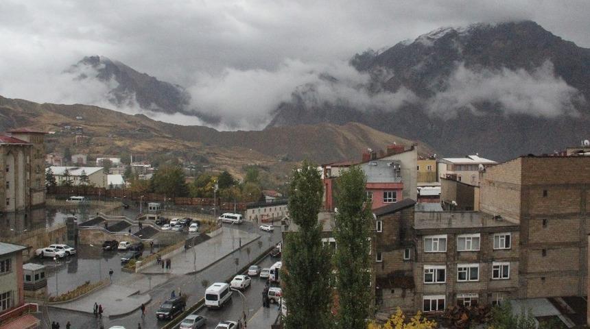 Hakkari S&uuml;mb&uuml;l dağı zirvesine kar yağdı