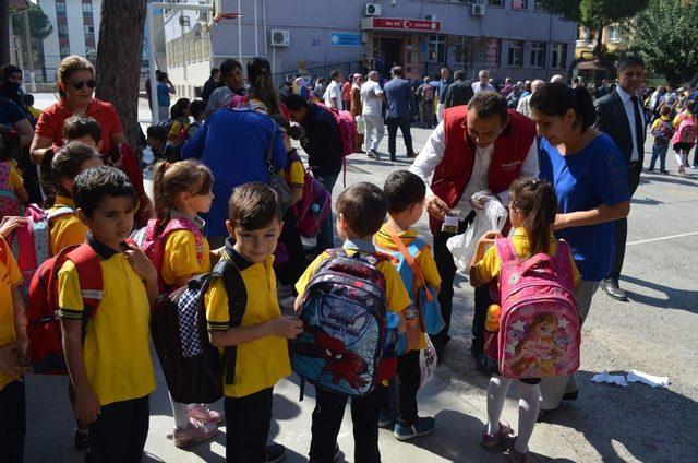 Sokak hayvanları için her çantaya bir mama