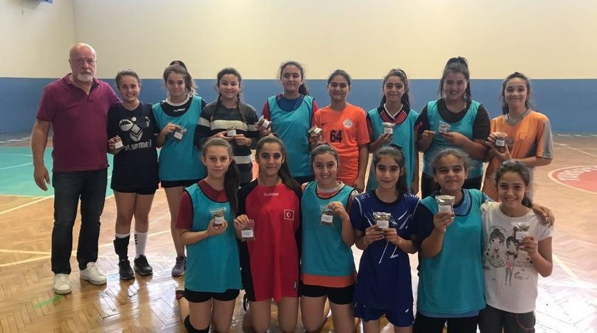 Sokak hayvanları i&ccedil;in her &ccedil;antaya bir mama