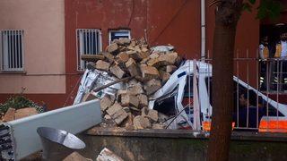 Adıyaman'da caminin minaresi sağlık ocağı bahçesine devrildi