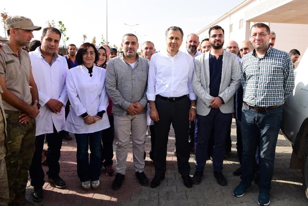 El Bab&rsquo;ta y&uuml;zler g&uuml;l&uuml;yor