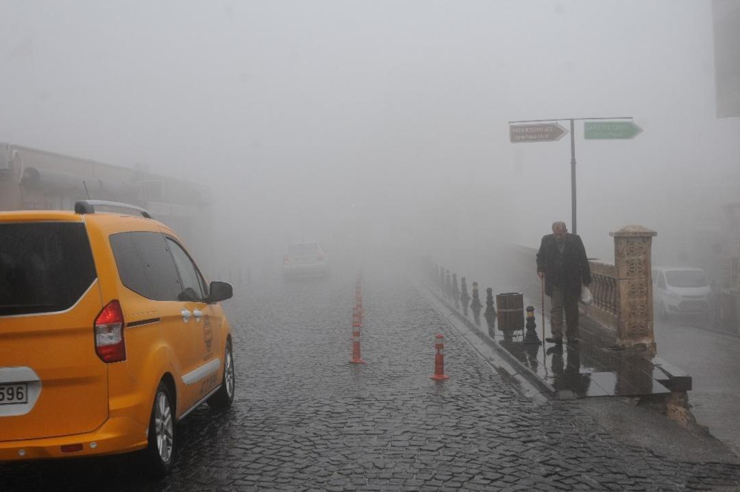 Mardin&rsquo;de sağanak ve sis etkili oldu