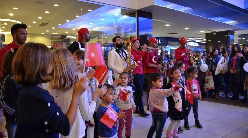 AVM&rsquo;de Cumhuriyet Bayramı coşkusu