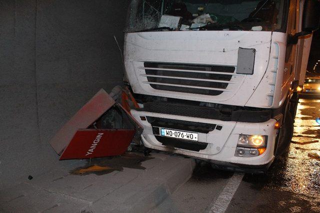 Lastiği patlayan tır tünelde kaza yaptı: 1 yaralı