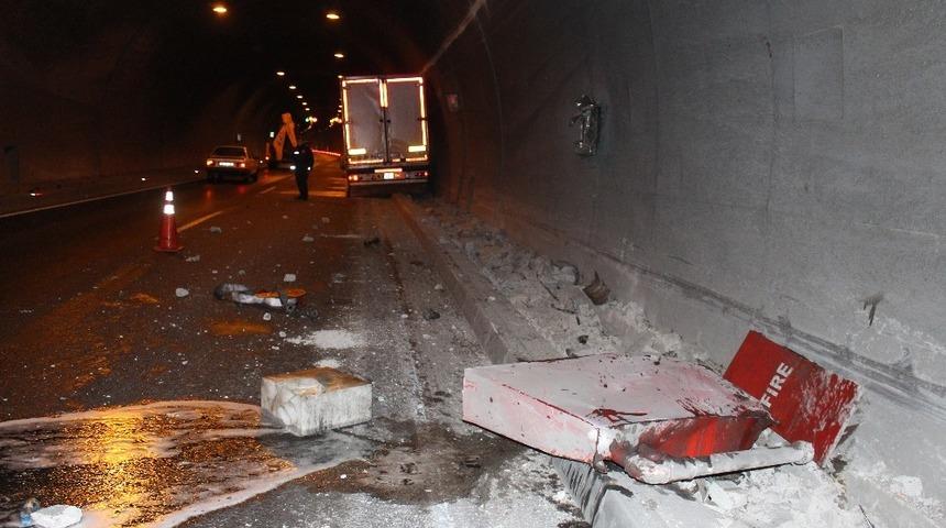 Lastiği patlayan tır t&uuml;nelde kaza yaptı: 1 yaralı