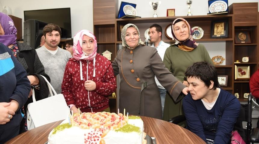 &Ouml;zel &ouml;ğrencilere s&uuml;rpriz doğum g&uuml;n&uuml;n&uuml; kutlaması