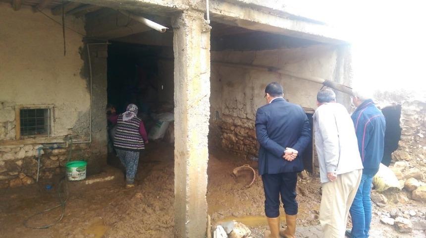 Kaymakam Kaya sel mağduru k&ouml;yl&uuml;lerle bir araya geldi