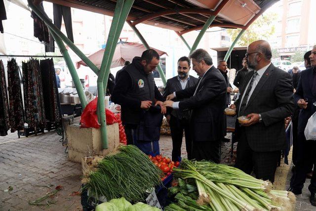 Başkan Palancıoğlu’ndan pazar esnafına sürpriz