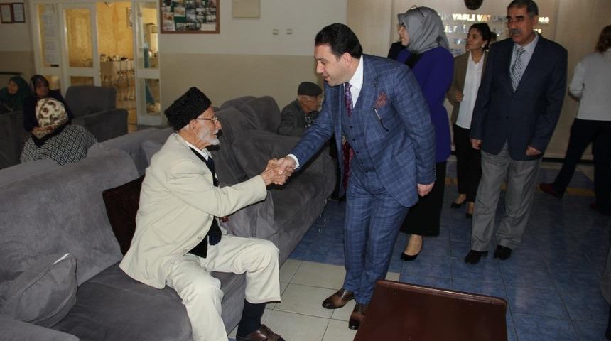 &Ouml;ğrencilerden yaşlılara moral ziyareti