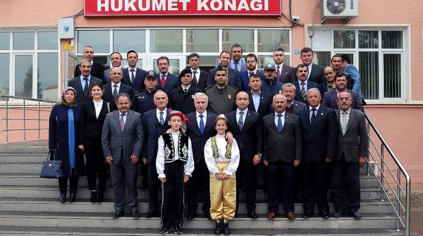 Vali Kam&ccedil;ı Muhtarlarla Buluşma İl&ccedil;e Toplantılarını Yeşilhisar&rsquo;da S&uuml;rd&uuml;rd&uuml;
