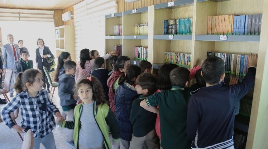 Millet kıraathanesinde oluşturulan k&uuml;t&uuml;phaneye yoğun ilgi