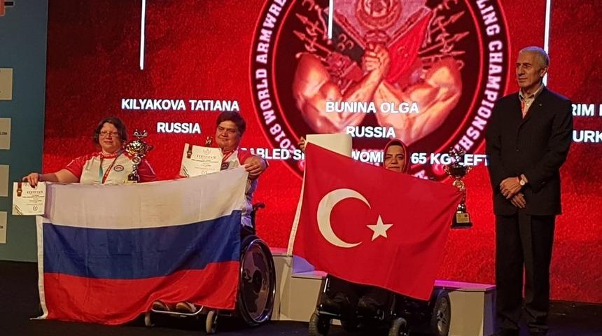 Kağıtsporlu bilek g&uuml;reş&ccedil;iler madalyayla d&ouml;nd&uuml;