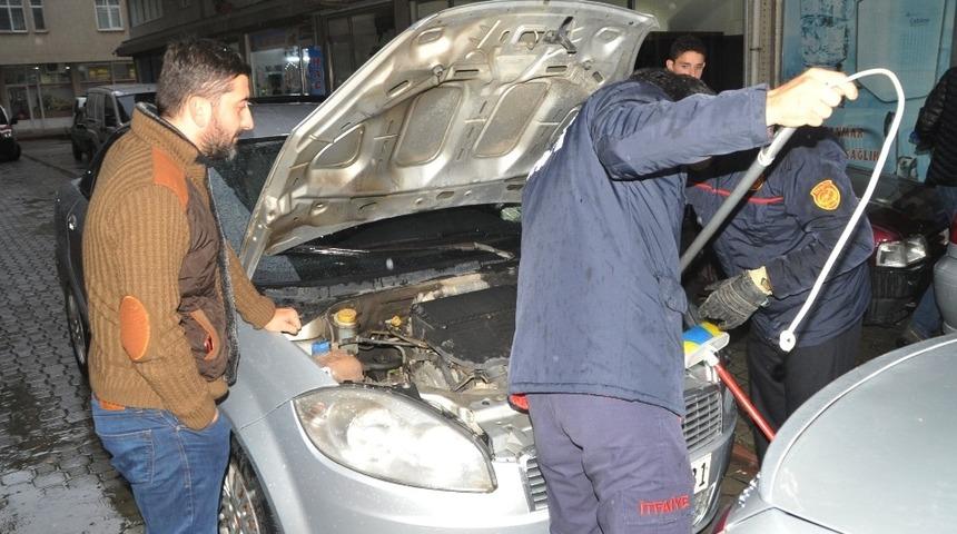 Otomobilin motor kısmına sıkışan kedi g&uuml;&ccedil;l&uuml;kle &ccedil;ıkarıldı