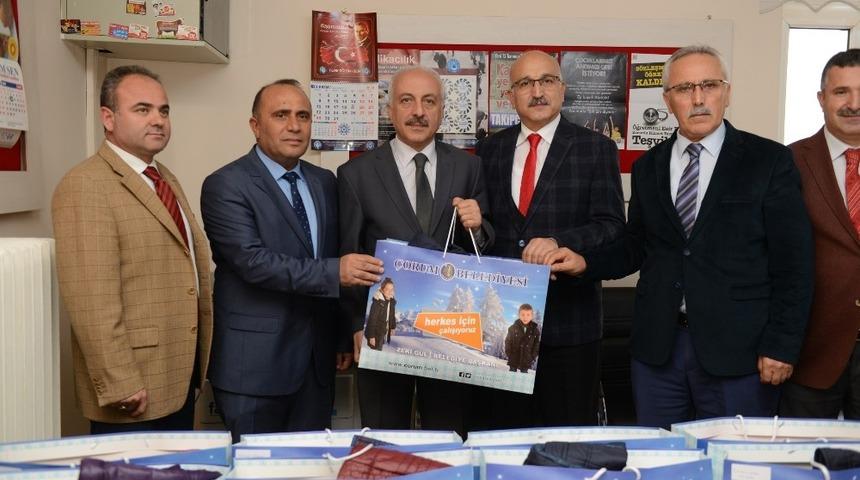 Çorum Belediyesi’nden öğrencilere giysi yardımı