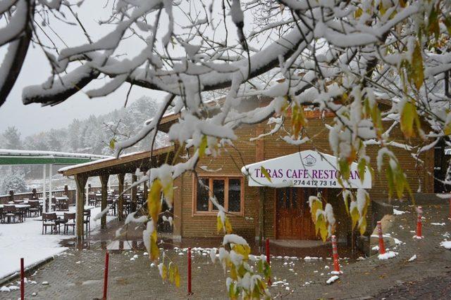 Muratdağı Termal Kayak Merkezi’ne mevsimin ilk karı yağdı