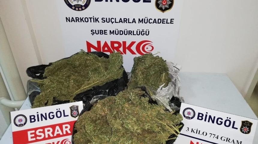 Bing&ouml;l&rsquo;de 11 kilo esrar ele ge&ccedil;irildi, 3 ş&uuml;pheli tutuklandı
