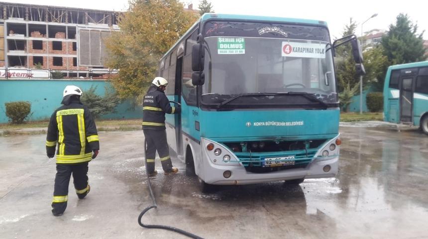 Kulu&rsquo;da park halindeki dolmuşta yangın