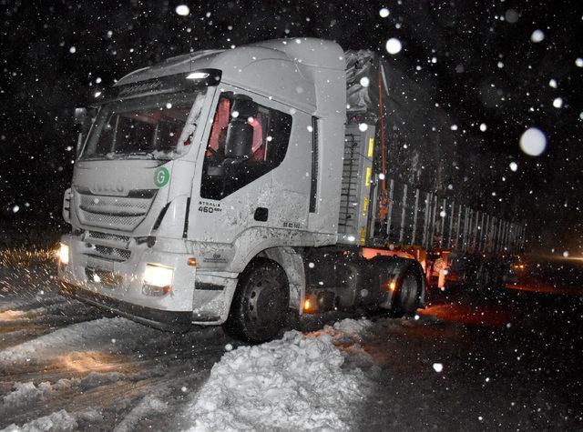 Sivas'ta 'kar' yağışı ve 'tipi' ulaşımı etkiledi