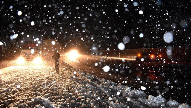Sivas'ta 'kar' yağışı ve 'tipi' ulaşımı etkiledi