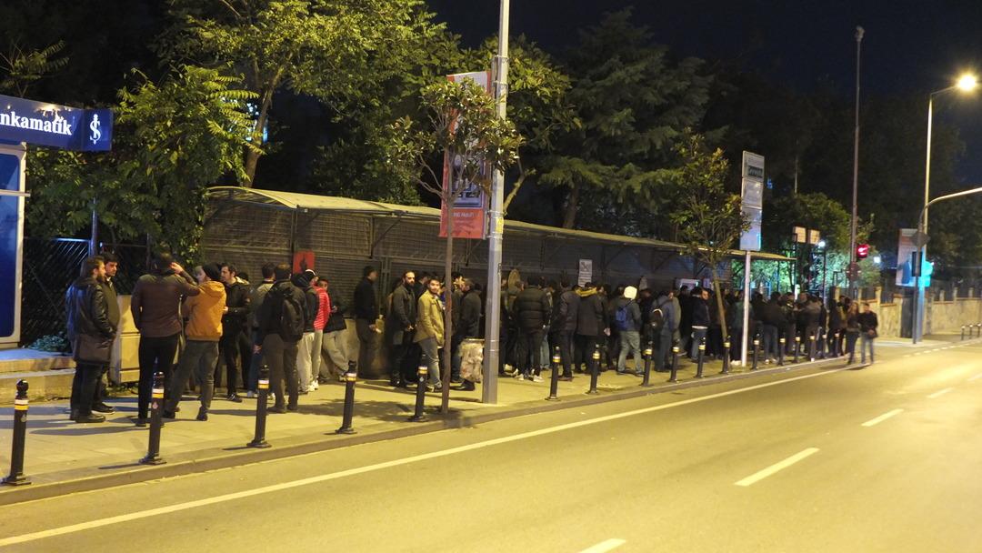 Bedelli askerlik kuyruğu gece de devam etti! 24 saat a&ccedil;ık olacak