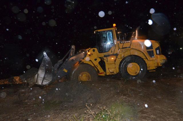 Yüksekova'da 2 köy sel suları altında kaldı