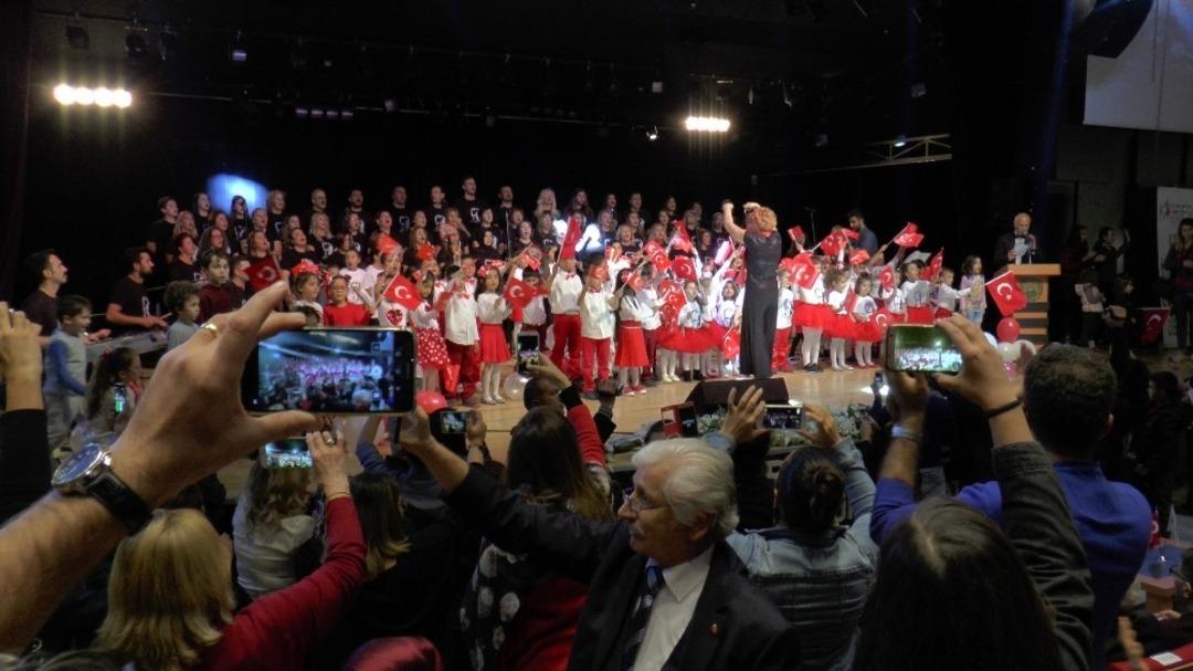 Kayseri&rsquo;de coşkulu Cumhuriyet korosu