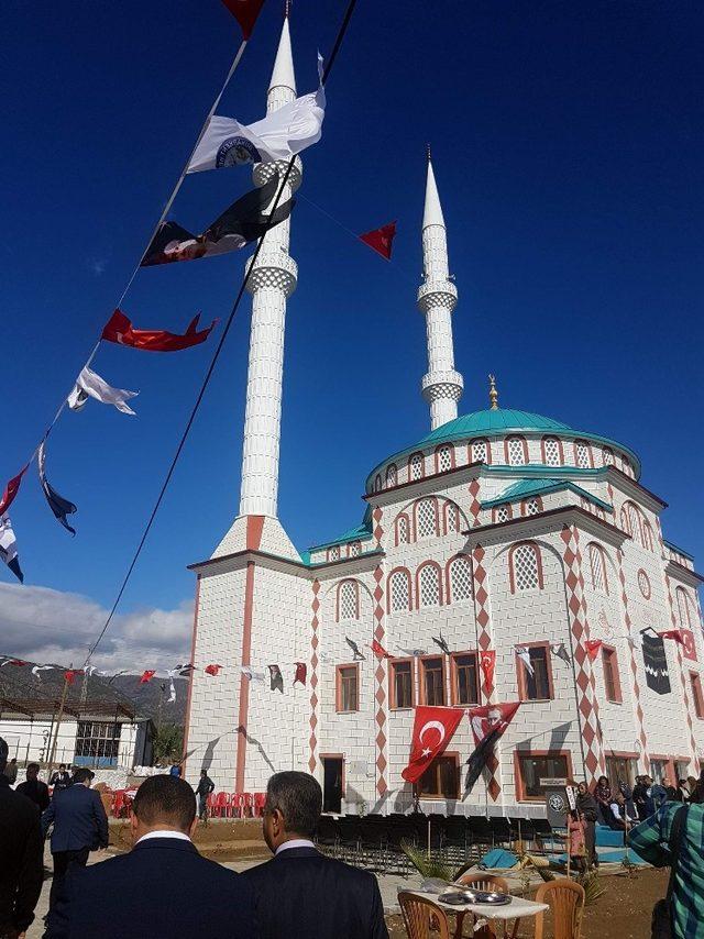 Buharkent’te hayırsevenlerin yaptırdığı cami ibadete açıldı