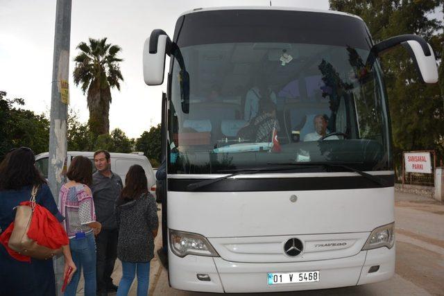 Terör polisi çocukları tiyatroya götürdü