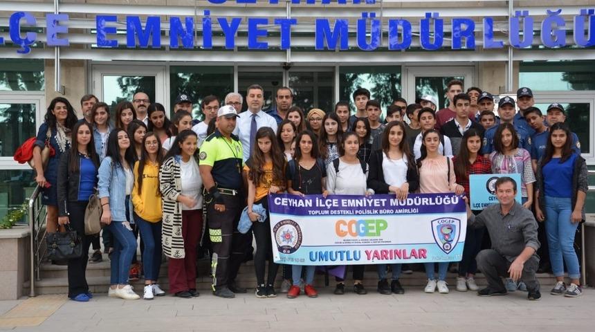 Terör polisi çocukları tiyatroya götürdü