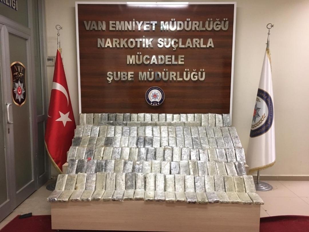 Van polisi 2 ayrı operasyonda 105 kilo eroin ele ge&ccedil;irdi