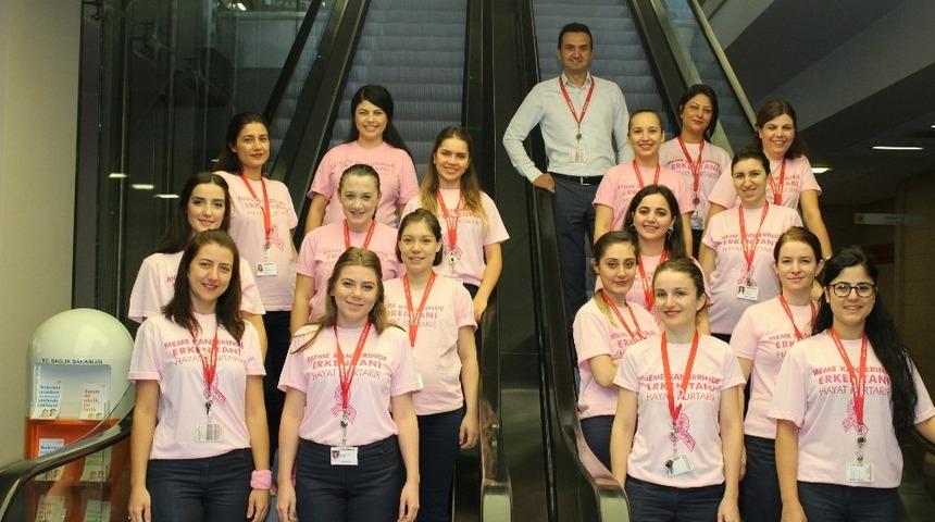 Hasta danışmanları pembe tiş&ouml;rtleriyle meme kanserine dikkat &ccedil;ekti