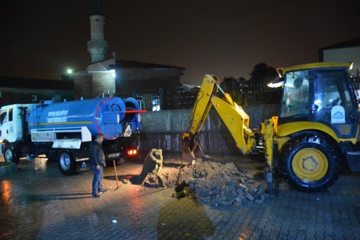Sağanak yağışlar Tatvan&rsquo;da hayatı olumsuz etkiliyor