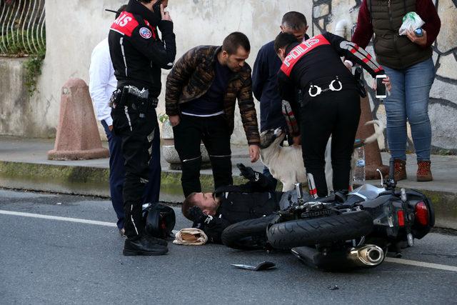 Kaza yapan motosiklet sürücüsünün yanından bir an olsun ayrılmadılar 