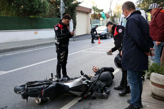 Kaza yapan motosiklet sürücüsünün yanından bir an olsun ayrılmadılar 