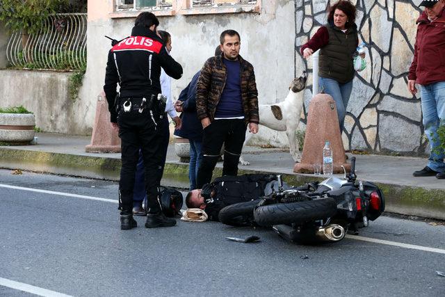 Kaza yapan motosiklet sürücüsünün yanından bir an olsun ayrılmadılar 